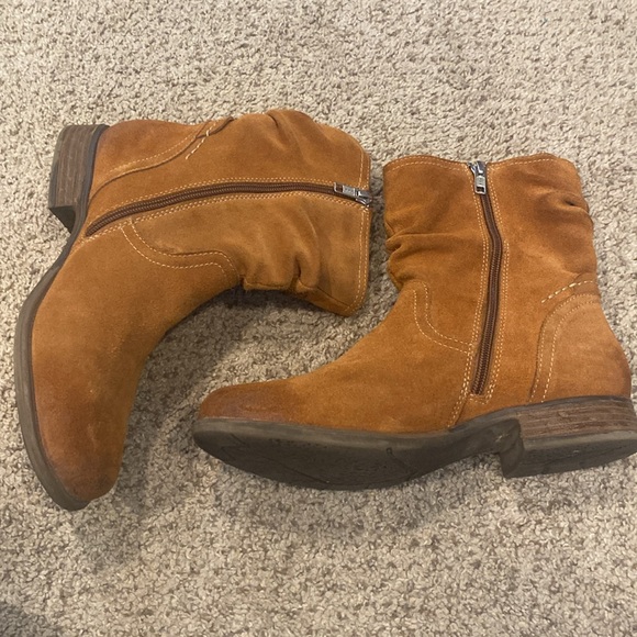 Very comfortable camel colored suede boots by Earth - Picture 4 of 4